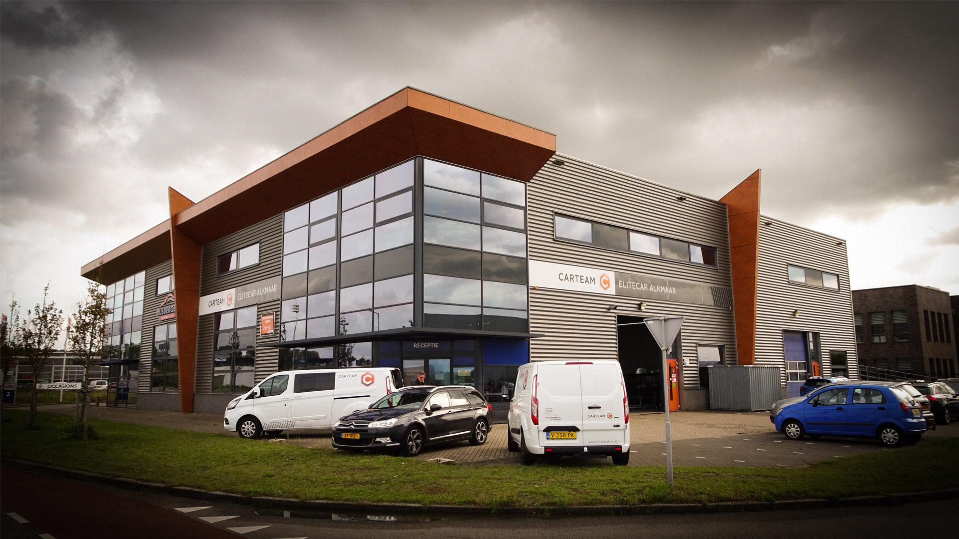 CarTeam vervangt papieren posters door digital signage